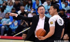 爱游戏体育官方入口-篮球教练因表现优异获奖，球队士气大增