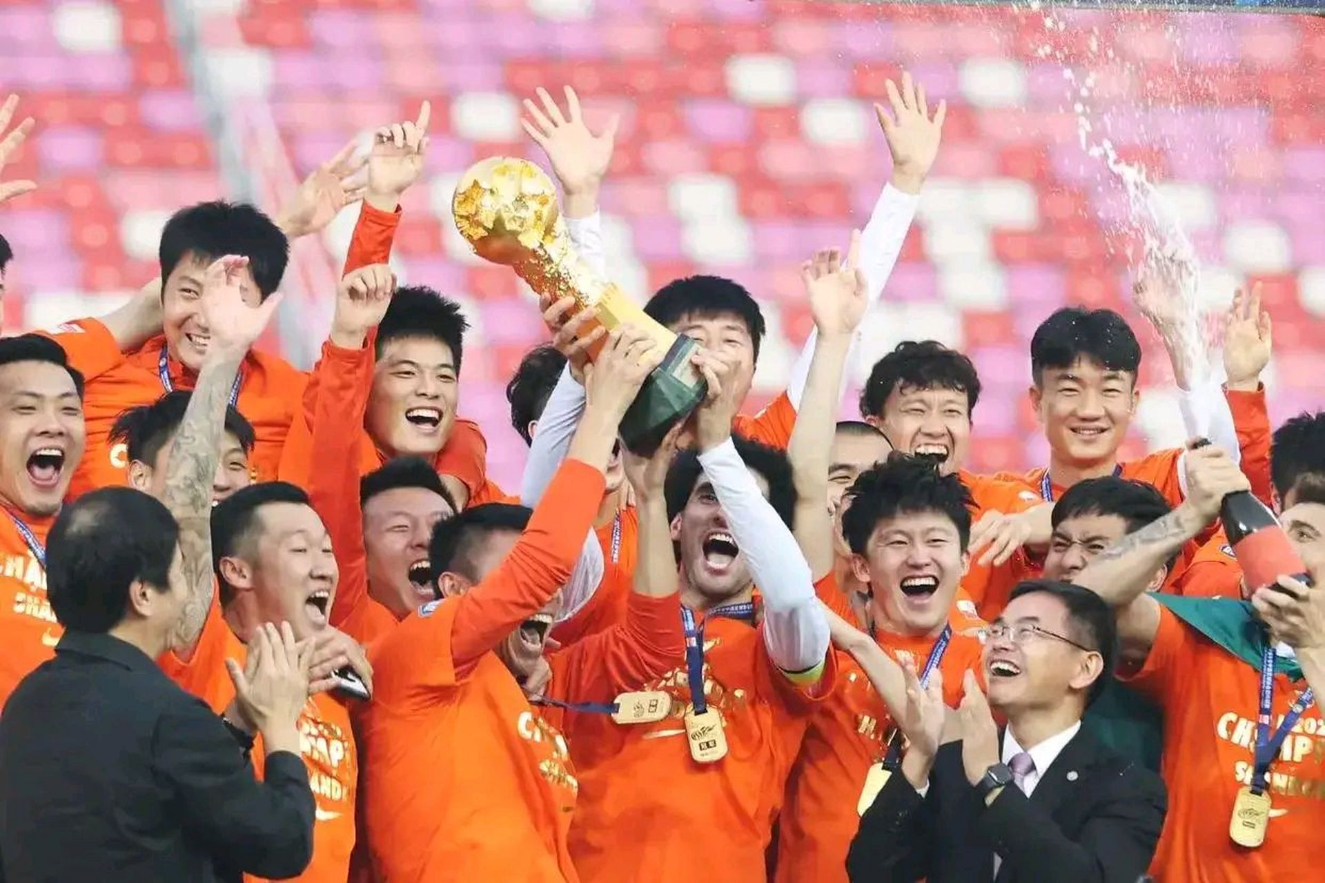 山东鲁能迎战广州恒大，谁将在比赛中脱颖而出？