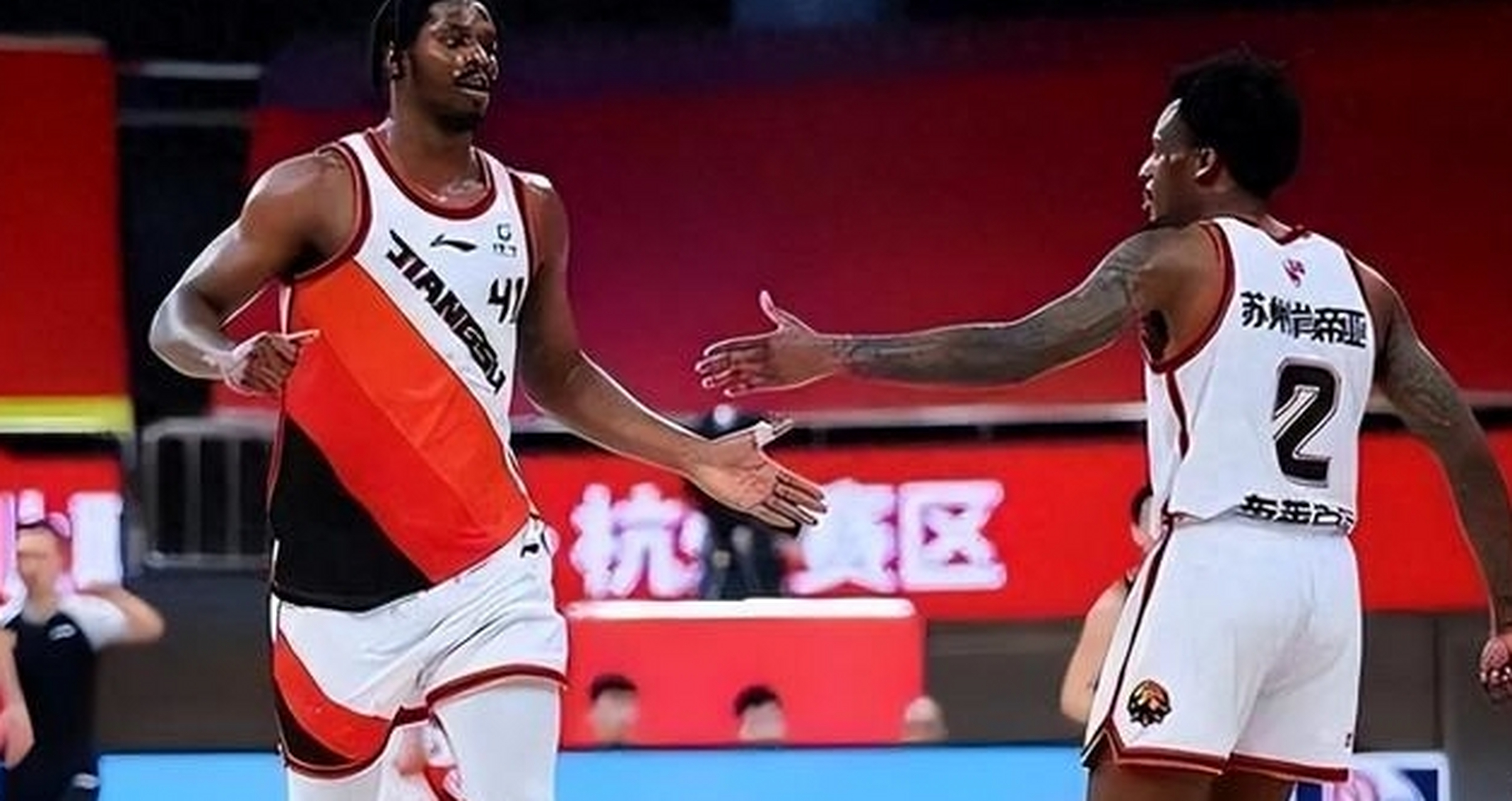 NBA球队气氛融洽，团队协作逐渐健康成长