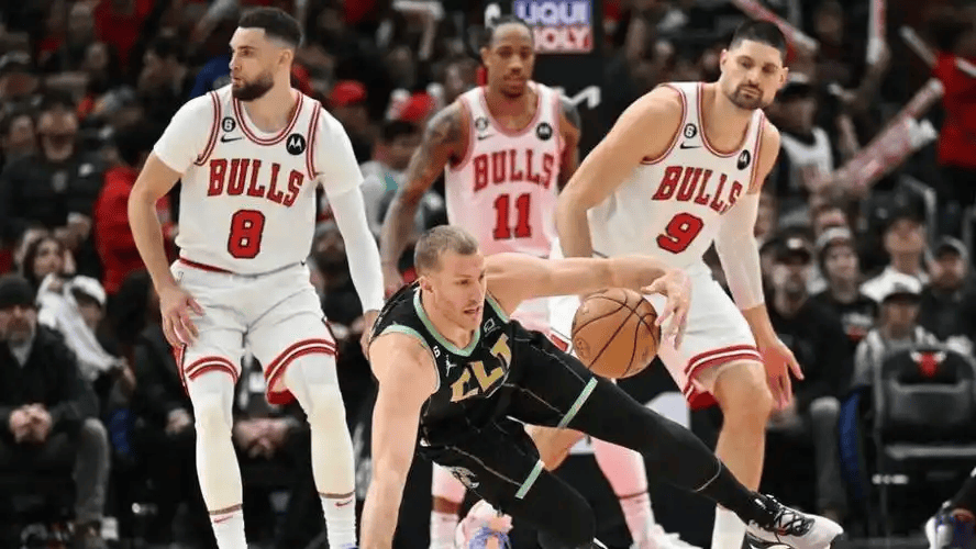 NBA球队集体备战大比赛，精神饱满士气高昂