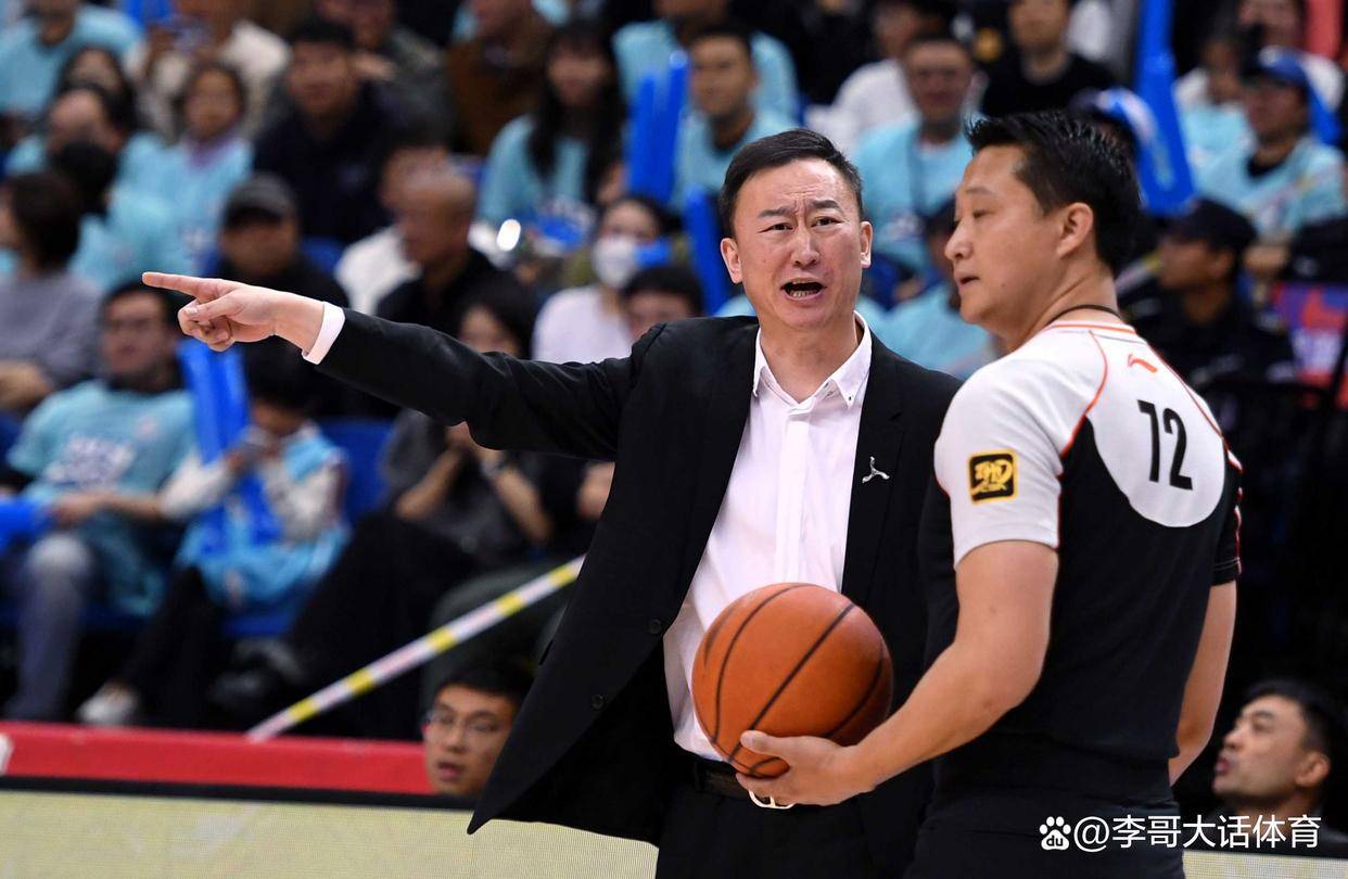 篮球教练因表现优异获奖，球队士气大增