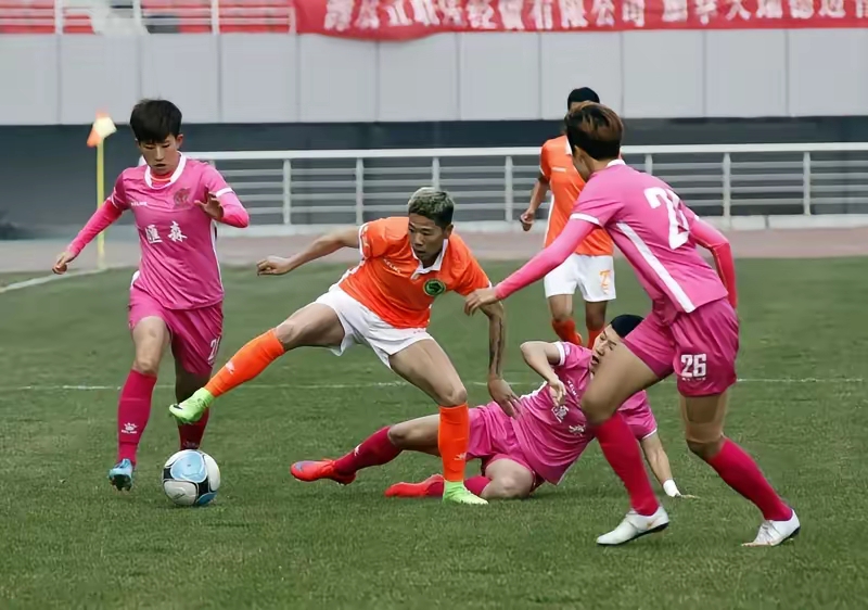 进球瞬间！女足比赛现场火爆